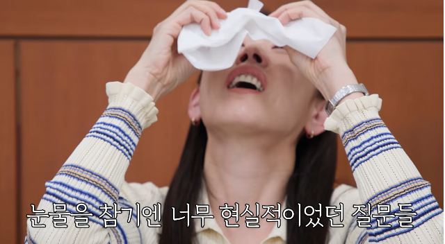 한혜진이 어머니의 치매 검사를 함께하며 보호자 설문지를 작성하던 중 결국 눈물을 보였다. 사진=한혜진 유튜브 채널