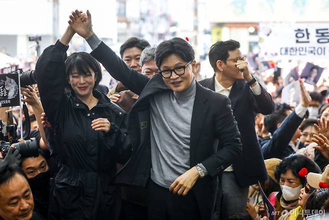 (서울=뉴스1) 이호윤 기자 = 한동훈 전 국민의힘 대표가 22일 서울 동대문구 경동시장을 찾아 배현진 국민의힘 의원과 지지자들에게 인사를 하고 있다. (공동취재) 2026.3.22/뉴스1  Copyright (C) 뉴스1. All rights reserved. 무단 전재 및 재배포,  AI학습 이용 금지. /사진=(서울=뉴스1) 이호윤 기자
