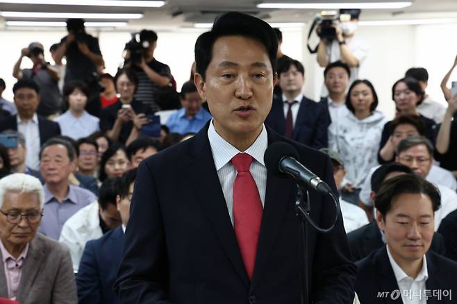 (서울=뉴스1) 김도우 기자 = 오세훈 국민의힘 서울시장 후보가 4일 서울 종로구에 마련된 본인의 선거사무소에서 당선이 유력해지자 입장을 밝히고 있다. 2026.6.4/뉴스1 Copyright (C) 뉴스1. All rights reserved. 무단 전재 및 재배포, AI학습 이용 금지. /사진=(서울=뉴스1) 김도우 기자