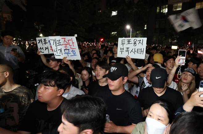 제9회 전국동시지방선거 및 국회의원 재·보궐선거 본투표일에 투표용지 부족으로 투표 시간이 오후 10시까지 연장됐던 서울 송파구 잠실7동 제2투표소 앞에 4일 새벽 투표용지 부족 사태에 항의하는 시민 등이 모여 있다./사진=뉴스1