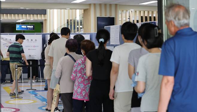 제9회 전국동시지방선거 및 국회의원 재·보궐선거일인 3일 서울 강남구 강남구청에 마련된 삼성2동 제5투표소에서 시민들이 투표를 하기 위해 줄을 서 있다. /사진= 뉴스1