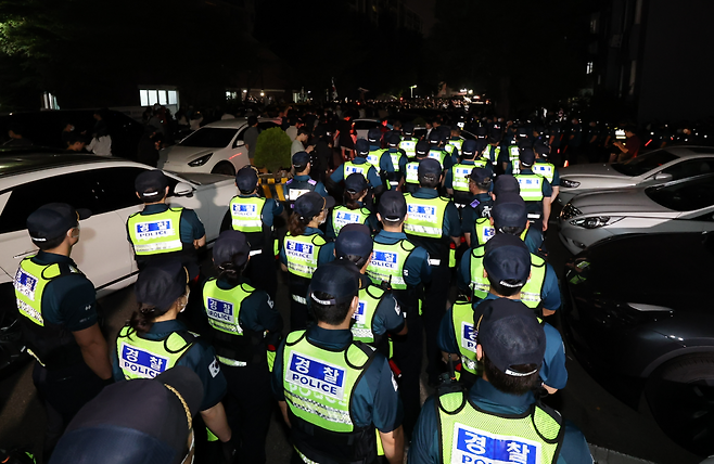 4일 새벽, 제9회 전국동시지방선거 및 국회의원 재·보궐선거 투표용지 부족으로 투표 시간이 오후 10시까지 연장됐던 서울 송파구 잠실7동 제2투표소에 경찰기동대가 배치되고 있다. 2026.6.4 [공동취재] <연합뉴스>