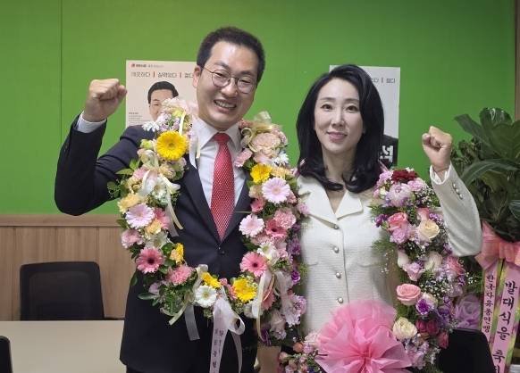 국민의힘 이동석 충주시장 당선인(왼쪽)과 배우자가 당선이 확정된 뒤 충북 충주시 선거 사무소에서 기념 촬영하고 있다. 2026.6.4 [이동석 충주시장 당선인 캠프 제공]
