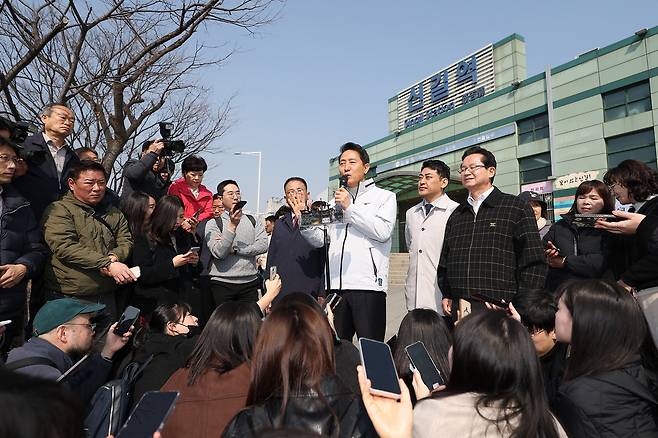 오세훈 국민의힘 서울시장 후보가 과거 서울 영등포구 신길역세권 장기전세주택 건설 현장을 찾은 모습. [연합]
