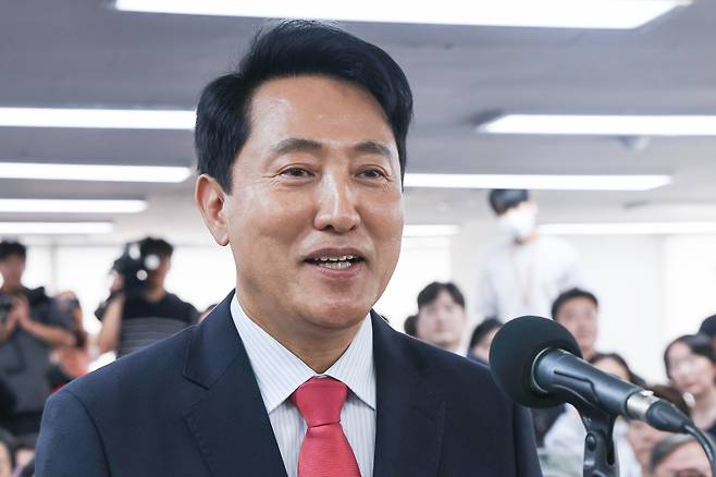 국민의힘 오세훈 서울시장 후보가 제9회 전국동시지방선거일 다음날인 4일 서울 종로구 대왕빌딩에 마련된 선거사무소에서 당선이 유력해지자 밝은 표정으로 소감을 밝히고 있다. [연합]