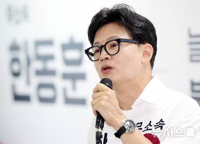 [부산=뉴시스] 하경민 기자 = 부산 북구갑 국회의원 보궐선거에 출마한 한동훈 무소속 후보가 1일 부산 북구 자신의 선거사무소에서 기자회견을 하고 있다. 2026.06.01. yulnetphoto@newsis.com