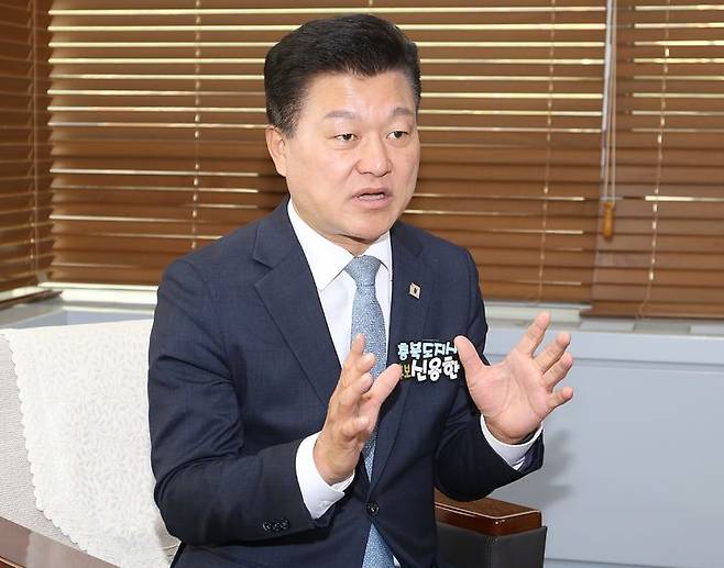 [청주=뉴시스] 서주영 기자= 신용한 더불어민주당 충북지사 후보가 청주시 청원구 우암동 뉴시스 충북본부에서 인터뷰를 하고 있다. 2026.05.03. juyeong@newsis.com *재판매 및 DB 금지