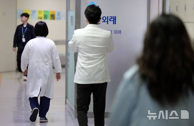 [서울=뉴시스] 홍효식 기자 = 지난 2025년 10월20일 서울 시내 한 대학병원에서 의료진들이 이동하고 있다. 2025.10.20. yesphoto@newsis.com
