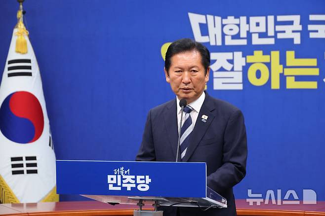 [서울=뉴시스] 고승민 기자 = 정청래 더불어민주당 총괄상임선대위원장이 4일 서울 여의도 국회에서 기자회견을 하고 있다. 2026.06.04. kkssmm99@newsis.com