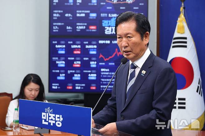 [서울=뉴시스] 고승민 기자 = 정청래 더불어민주당 총괄상임선대위원장이 4일 서울 여의도 국회에서 기자회견을 하고 있다. 2026.06.04. kkssmm99@newsis.com