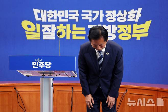 [서울=뉴시스] 고승민 기자 = 정청래 더불어민주당 총괄상임선대위원장이 4일 서울 여의도 국회에서 기자회견을 마친 뒤 인사하고 있다. 2026.06.04. kkssmm99@newsis.com