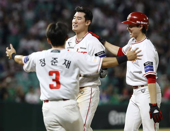 [서울=뉴시스] 프로야구 SSG 랜더스 오태곤이 3일 인천 SSG랜더스필드에서 열린 2026 신한 쏠 KBO리그 키움 히어로즈전 9회 끝내기 희생플라이를 친 뒤 기뻐하고 있다. (사진=SSG 랜더스 제공) 2026.06.03.