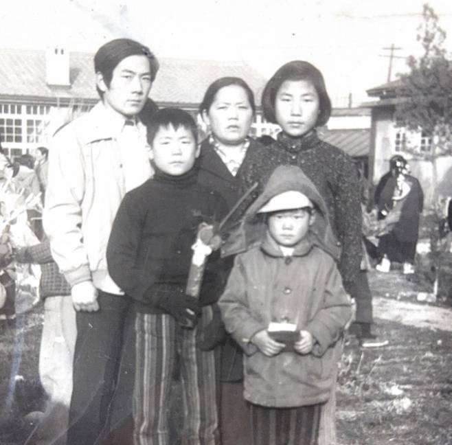 박찬대 인천시장 당선인이 가족들과 함께하고 있다. 박 당선인 측 제공