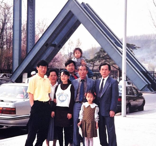 서울대 정문 앞에서 기념사진을 촬영하고 있는 박찬대 당선인과 그의 가족들. 박 당선인 측 제공