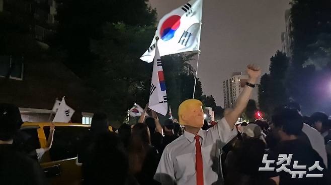 4일 새벽 서울 송파구 잠실7동 제2투표소 앞에서 부정선거를 주장하는 시위대들이 모여 있다. 송선교 기자