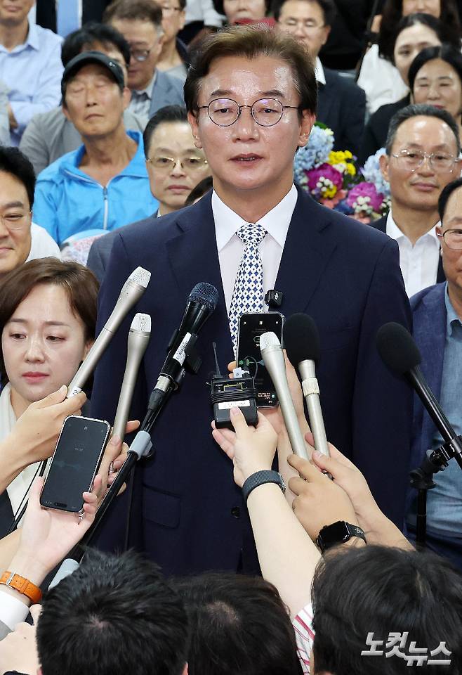 전재수 더불어민주당 부산시장 후보가 4일 새벽 부산 부산진구 선거사무소에서 당선이 확정된 후 소감을 밝히고 있다. 부산=류영주 기자