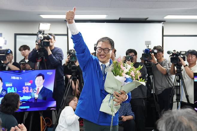 더불어민주당 김상욱 울산시장 후보가 6월 4일 새벽 당선이 확실시되자 꽃다발을 들고 환호하고 있다. 김상욱 당선인 캠프 제공