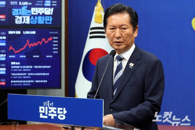 더불어민주당 정청래 대표가 4일 서울 여의도 국회에서 6·3 지방선거 결과 관련 기자회견을 하고 있다. 윤창원 기자