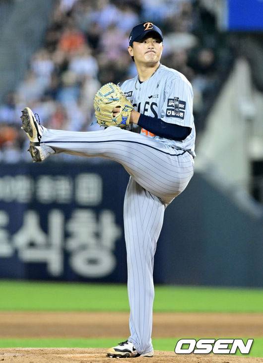 [OSEN=잠실, 최규한 기자] 3일 서울 잠실야구장에서 ‘2026 신한 SOL Bank KBO리그’ 두산 베어스와 한화 이글스의 경기가 열렸다.홈팀 두산은 박신지, 방문팀 한화는 왕옌청을 선발로 내세웠다.연장 11회말 마운드에 오른 한화 박준영이 힘차게 공을 뿌리고 있다. 2026.06.03 / dreamer@osen.co.kr