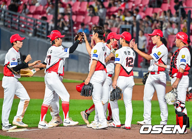 [OSEN=광주, 민경훈 기자] 4일 광주 기아 챔피언스필드에서 2026 신한 SOL KBO 리그 KIA 타이거즈와 롯데 자이언츠의 경기가 열렸다.이 경기에서 KIA는 롯데에 10-0으로 대승을 거뒀다. 새로운 아시아쿼터 일본인투수 시라카와 케이쇼가 5이닝 무실점 쾌투를 했다. 김도영의 이틀연속 홈런이 터졌고 아데를린은 10호 홈런을 만루포로 장식했다. 시리즈를 2승1패로 마감하며 시즌 30승 고지를 밟았다.경기를 마치고 KIA 선수들이 마운드