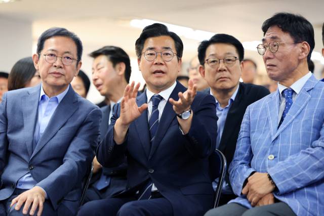 ▲더불어민주당 박찬대 인천시장 후보가 3일 인천 미추홀구 선거사무소에서 출구조사 결과를 지켜보고 있다. ⓒ연합뉴스