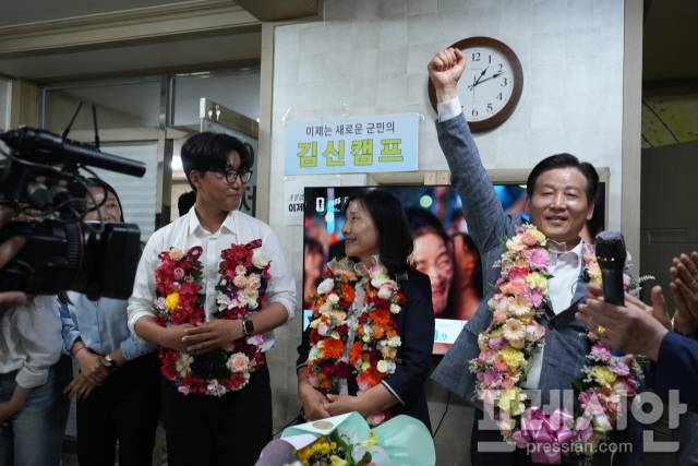 ▲김신 무소속 완도군수 후보가 당선을 확정지은 뒤 기뻐하고 있다.2026.06.04ⓒ김신 후보 선거사무소