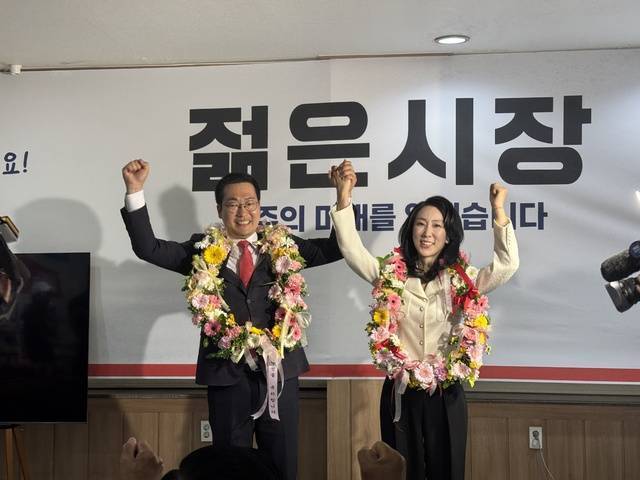 이동석 충북 충주시장 당선자가 4일 새벽 당선이 확정되자 배우자와 기념사진을 촬영하고 있다.&nbsp;이동석 선거사무소 제공