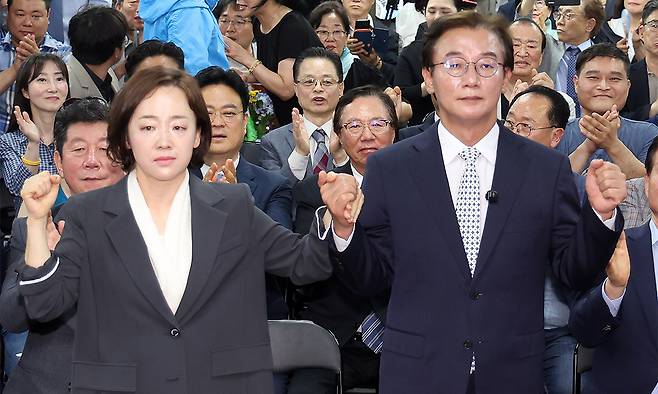 전재수 더불어민주당 부산시장 후보가 4일 새벽 부산 부산진구 자신의 선거사무소에서 제9회 전국동시지방선거 당선이 확실시 되자 배우자 최혜진 씨와 손을 잡아 들어 올리고 있다. 공동취재사진