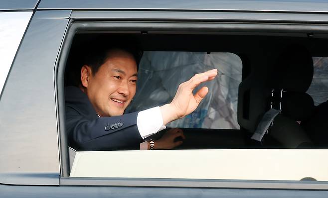 장동혁 국민의힘 대표가 4일 오전 경기 과천 중앙선거관리위원회를 나서며 투표용지 부족 사태 관련 항의 집회 참가자들에게 인사하고 있다. 뉴시스(공동취재)