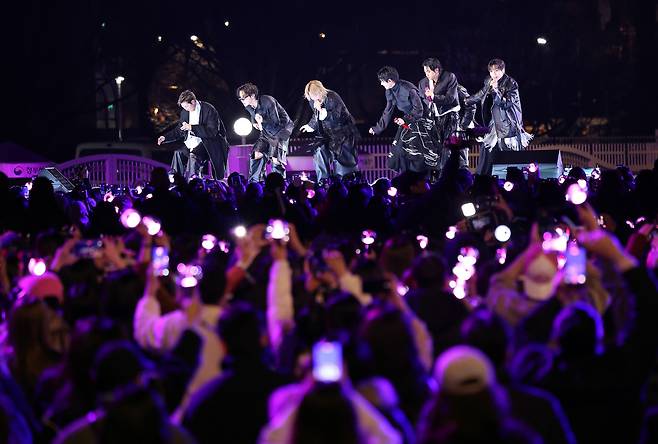 그룹 방탄소년단(BTS)이 지난 3월 21일 서울 광화문 광장에서 정규 5집 ‘아리랑(ARIRANG)’ 발매를 기념한 컴백 공연 ‘BTS 컴백 라이브: 아리랑(BTS THE COMEBACK LIVE｜ARIRANG)’을 선보이고 있다. 연합뉴스