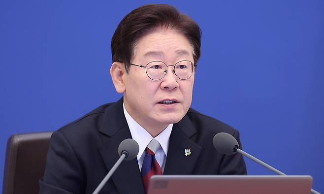이재명 대통령이 4일 청와대에서 열린 수석보좌관회의에서 발언하고 있다. 연합뉴스
