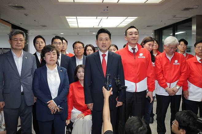 국민의힘 장동혁 상임선거대책위원장이 6·3 지방선거 본투표일인 3일 밤 투표용지 부족 사태와 관련해 경기 과천 중앙선거관리위원회에서 노태악 위원장을 면담한 후 발언하고 있다. 연합뉴스