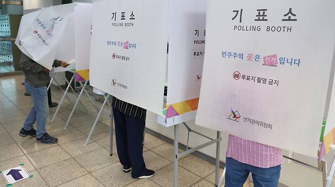 (전주=뉴스1) 유경석 기자 = 제9회 전국동시지방선거 투표일인 3일 전북 전주시 남중학교에 마련된 평화1동 제2투표소를 찾은 한 유권자가 기표소로 향하고 있다. 2026.6.3/뉴스1