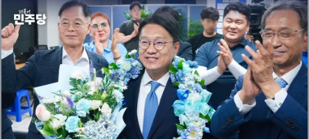 6·3 인천 계양을 국회의원 보궐선거에 출마한 김남준 더불어민주당 후보가 4일 인천시 계양구 선거사무소에서 꽃다발과 꽃목걸이를 걸고 지지자들로부터 당선 축하를 받으며 활짝 웃고 있다.&nbsp;ⓒ 김남준 당선인 SNS 갈무리