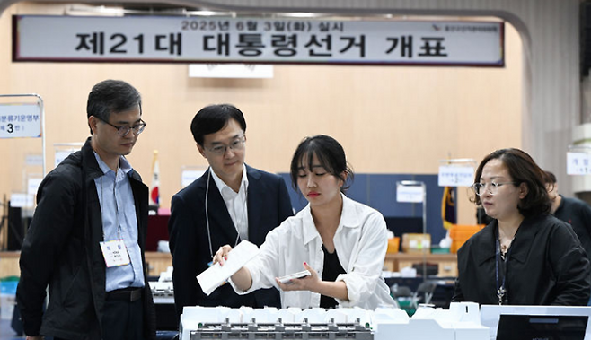 제21대 대통령 선거를 하루 앞둔 지난해 6월2일 서울 용산구 신광여자고등학교에 마련된 개표소에서 오민석 서울시선거관리위원회 위원장(왼쪽에서 두 번째)이 투표지분류기 모의시험 및 개표소 설비 상황 등을 점검하고 있다. ⓒ공동취재단