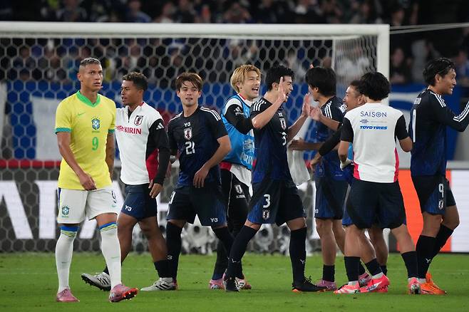 지난해 10월 브라질을 꺾은 뒤 기뻐하는 일본 축구대표팀 선수들. 게티이미지코리아