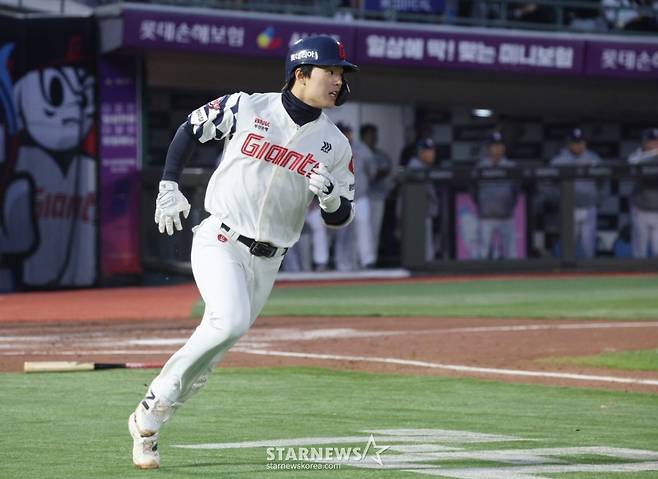 2026 신한 SOL KBO리그 롯데 자이언츠 대 두산 베어스 경기가 23일 부산 사직야구장에서 열렸다.  롯데 한태양이 2회말 2사 2루에서 힘차게 타격한 후 질주하고 있다. /사진=김진경 대기자