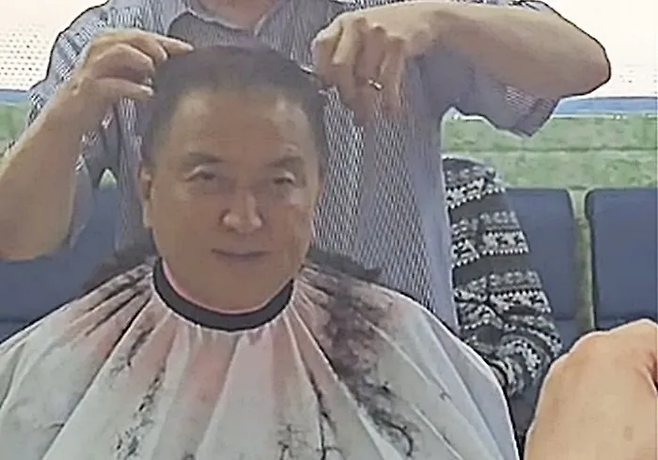 김영환 국민의힘 충북지사가 3월 19일 국민의힘 공천관리위원회의 컷오프 결정에 반발해 삭발하고 있다. 김영환 페이스북 캡처