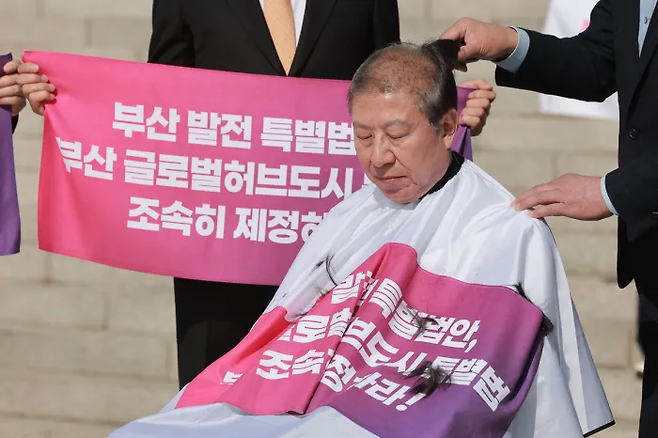 박형준 국민의힘 부산시장 후보가 3월23일 국회 본청 앞 계단에서 부산 글로벌 허브 도시 특별법 제정을 촉구하며 삭발하고 있다. 연합뉴스