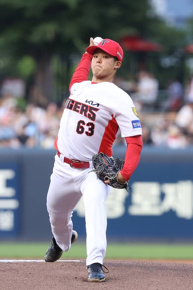 4일 오후 광주-KIA챔피언스필드에서 열린 '2026 신한 SOL KBO리그' 롯데 자이언츠와 KIA 타이거즈의 경기, KIA 선발투수 시라카와 케이쇼가 5이닝 4피안타 2사사구 4탈삼진 무실점을 기록했다. 시라카와가 KBO리그에서 5이닝 이상을 무실점으로 막아낸 건 SSG 랜더스 시절이었던 2024년 6월 1일 고척 키움 히어로즈전(5이닝 무실점), 두산 베어스에서 뛰던 2024년 8월 16일 수원 KT 위즈전(8이닝 무실점)에 이어 세 번째다. KIA 타이거즈