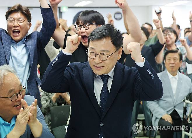 지지자들과 기뻐하는 정근식 후보 (서울=연합뉴스) 최재구 기자 = 제9회 전국동시지방선거가 치러진 3일 정근식 서울시 교육감 후보가 서울 종로구 본인의 선거 사무실에서 투표 출구조사 결과 방송을 시청하며 지지자들과 기뻐하고 있다. 2026.6.3 jjaeck9@yna.co.kr