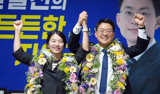 박지원 국회의원 당선인(오른쪽) [박지원 선거대책위 제공. 재판매 및 DB 금지]
