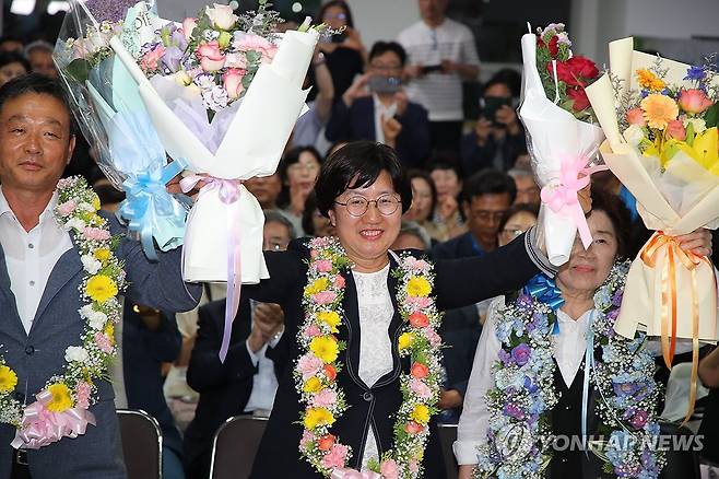 활짝 웃는 고의숙 제주도교육감 후보 (제주=연합뉴스) 6·3 지방선거일인 3일 오후 당선이 확실시되는 고의숙 제주도교육감 후보가 꽃다발을 들고 환하게 웃고 있다. 2026.6.3 [제주도사진기자회] atoz@yna.co.kr