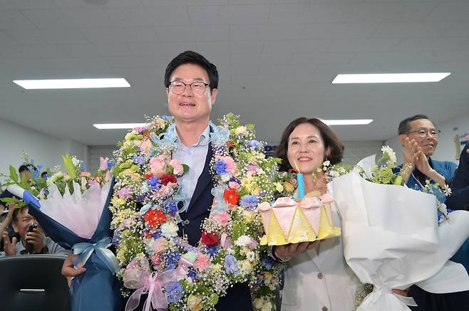 축하받는 구자열 원주시장 당선인 [구자열 원주시장 당선인 제공.재판매 및 DB 금지]