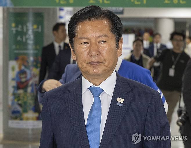 출구조사 결과보고 개표 상황실 떠나는 민주당 정청래 총괄상임선대위원장 (서울=연합뉴스) 황광모 기자 = 더불어민주당 정청래 총괄상임선거대책위원장이 3일 국회 의원회관에 마련된 제9회 전국동시지방선거·국회의원 재보궐선거 개표상황실에서 출구조사 결과를 지켜보다 빠져 나와 본인의 사무실로 이동하고 있다. 2026.6.3 hkmpooh@yna.co.kr