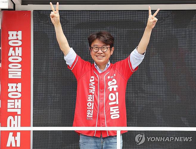 지지 호소하는 유의동 후보 (평택=연합뉴스) 홍기원 기자 = 경기 평택을 국회의원 재선거에 출마한 국민의힘 유의동 후보가 1일 경기도 평택시 안중시장에서 지지를 호소하고 있다. 2026.6.1 xanadu@yna.co.kr