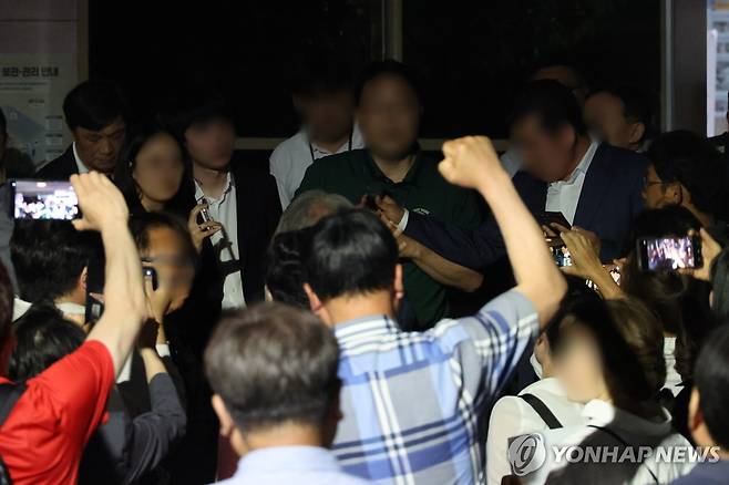 서울시선관위 앞 항의하는 시민들 (서울=연합뉴스) 최재구 기자 = 3일 서울 종로구 서울시선관위 앞에 모여든 시민들이 투표용지 부족 사태와 관련해 개표중지 및 선거무효 등을 주장하며 항의하고 있다. 2026.6.3 jjaeck9@yna.co.kr
