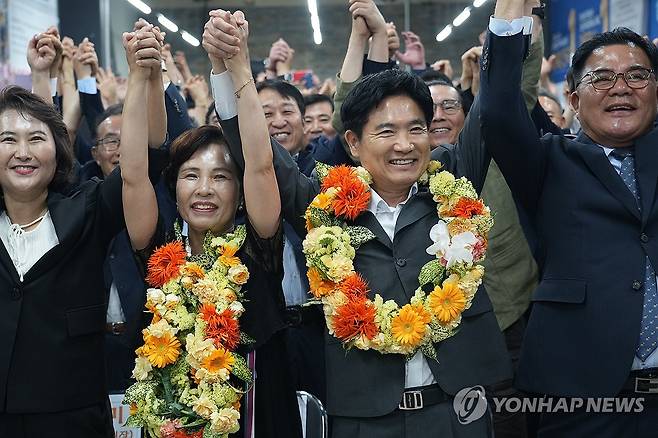 환호하는 김대중 전남광주 교육감 후보 (광주=연합뉴스) 제9회 전국동시지방선거가 열린 3일 오후 김대중 전남광주통합특별시 교육감 후보가 광주 서구 마륵동 선거사무실에서 당선 유력이 뜨자 환호하고 있다. 2026.6.3 [김대중 후보 캠프 제공. 재판매 및 DB 금지] areum@yna.co.kr