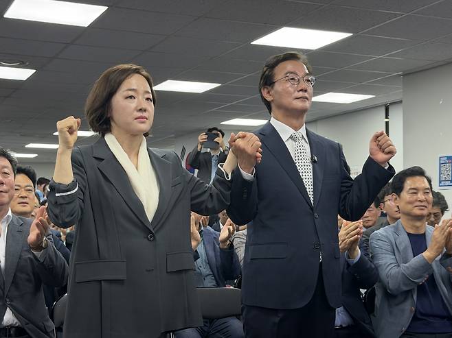 부산시장 당선인 전재수(오른쪽) 후보와 아내 [김선호 기자]