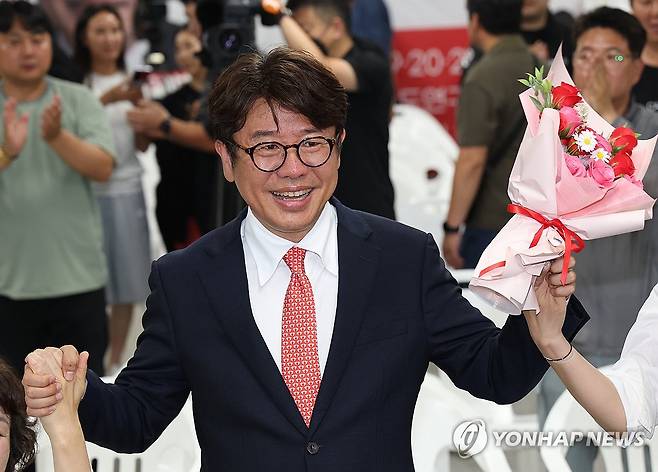기뻐하는 유의동 (평택=연합뉴스) 홍기원 기자 = 경기 평택을 국회의원 재선거에 출마한 국민의힘 유의동 후보가 4일 평택 선거사무소에서 당선이 확실시되자 기자들을 향해 손을 들어보이고 있다. 2026.6.4 [공동취재] xanadu@yna.co.kr